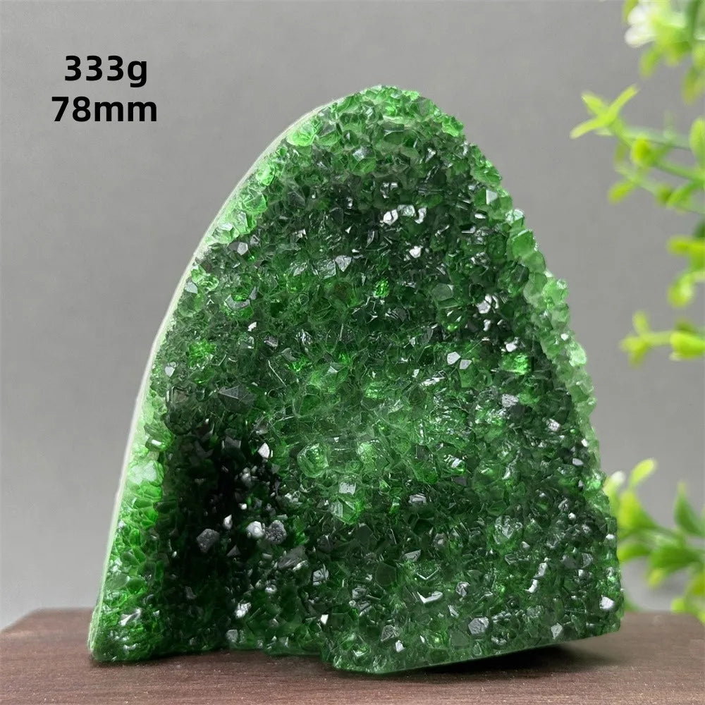 Green crystal rock on a wooden stand with measurements '333g' and '78mm' displayed.