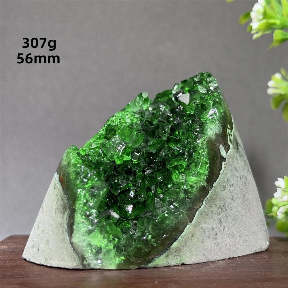 Green crystal rock on a gray background with weight and size information.