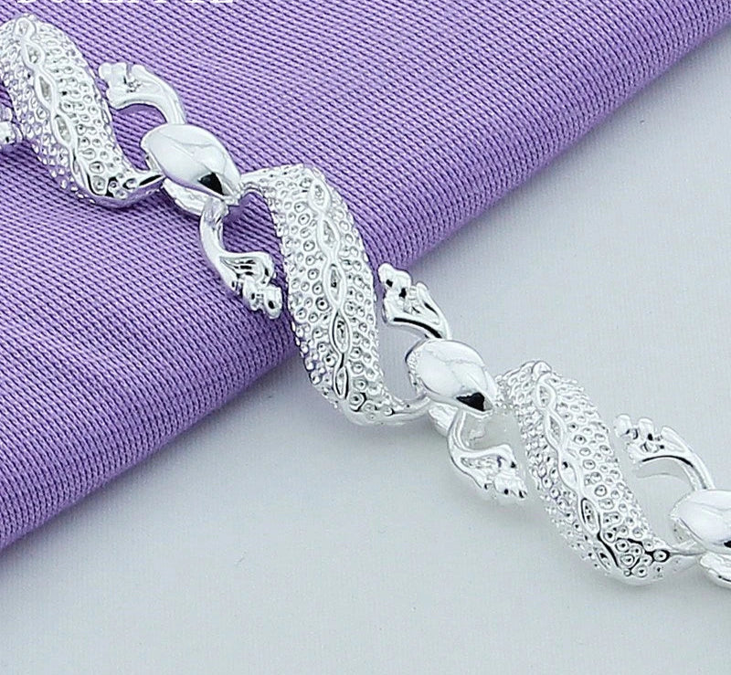 Silver bracelet on a purple fabric background with 'Doteffil' branding.