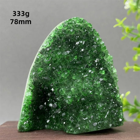 Green crystal rock on a wooden stand with measurements '333g' and '78mm' displayed.