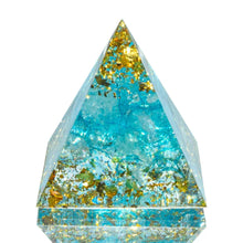 Crystal Chakra Pyramid – Quartz & Amethyst for meditation, energy healing, and home décor.