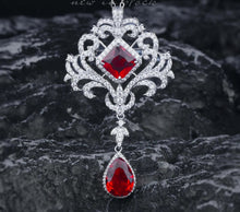 Green teardrop zircon pendant jewelry for party outfits, gift giving, and elegant necklace wear.